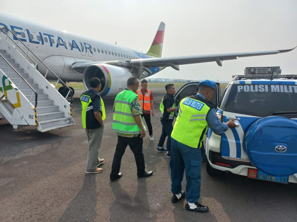 Satgaspam Lanudal Juanda melakukan evakuasi terhadap penumpang Pelita Air