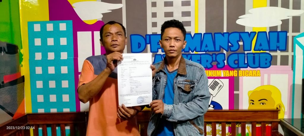 Dwi Hari Purnomo (kiri) usai melapor ke Polrestabes Surabaya