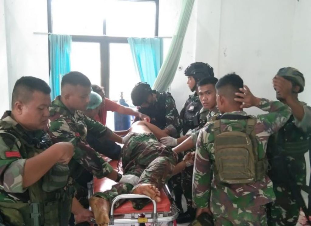 Satu prajurit TNI gugur atas nama Kopda Hendrianto dan satu prajurit lagi dalam keadaan kritis