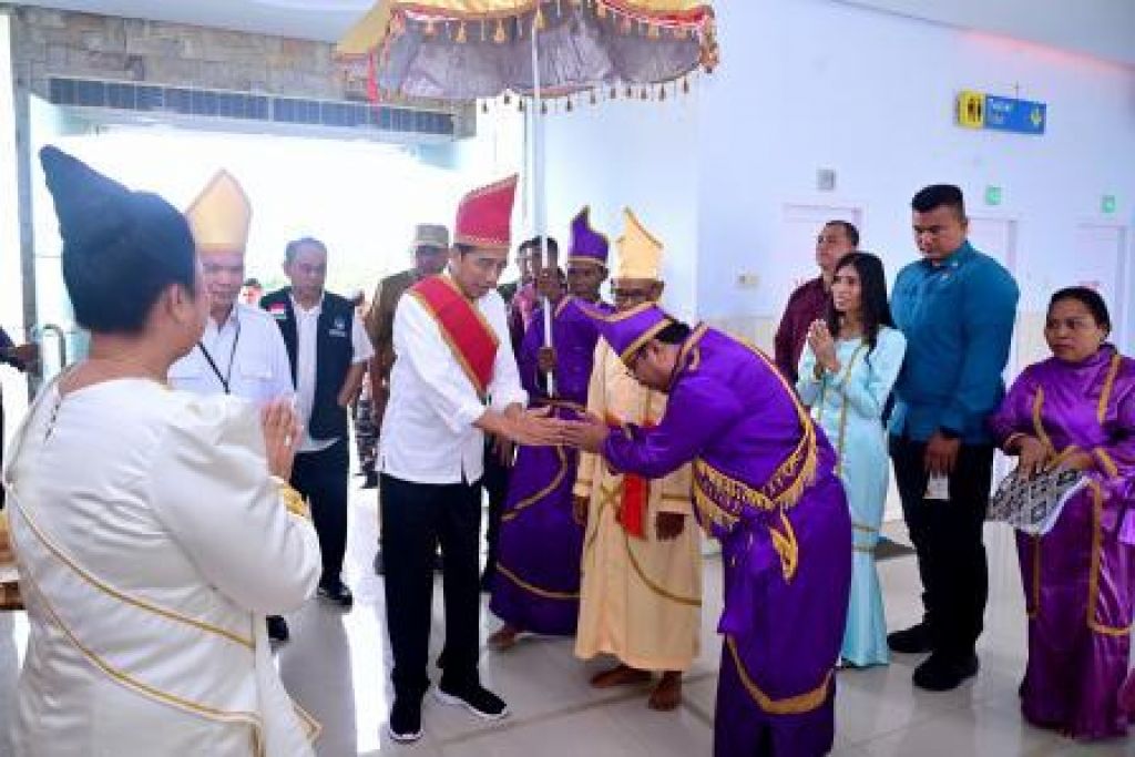 Presiden Jokowi saat menerima gelar adat Marambe Ambaralla Palunglaa Parodisa