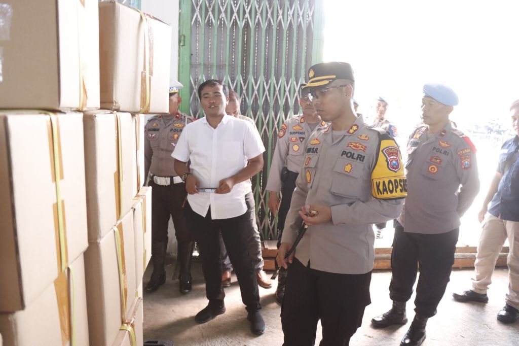 Kapolres Situbondo, AKBP Dwi Sumrahadi Rakhmanto melakukan pengecekan Gudang logistik KPU