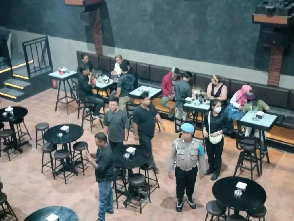 Ditresnarkoba Polda Jatim juga menggelar razia di sejumlah tempat hiburan malam