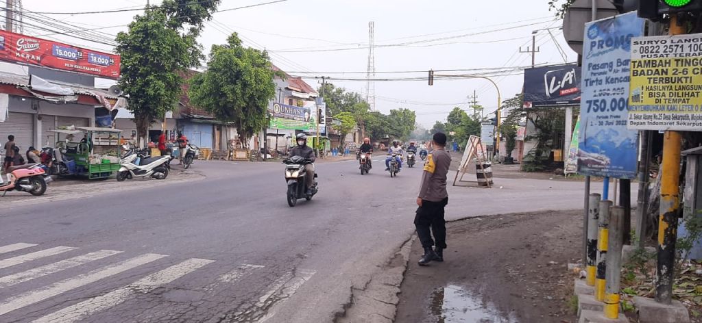 Pengaturan lalu lintas di Jalan Raya Kabuh