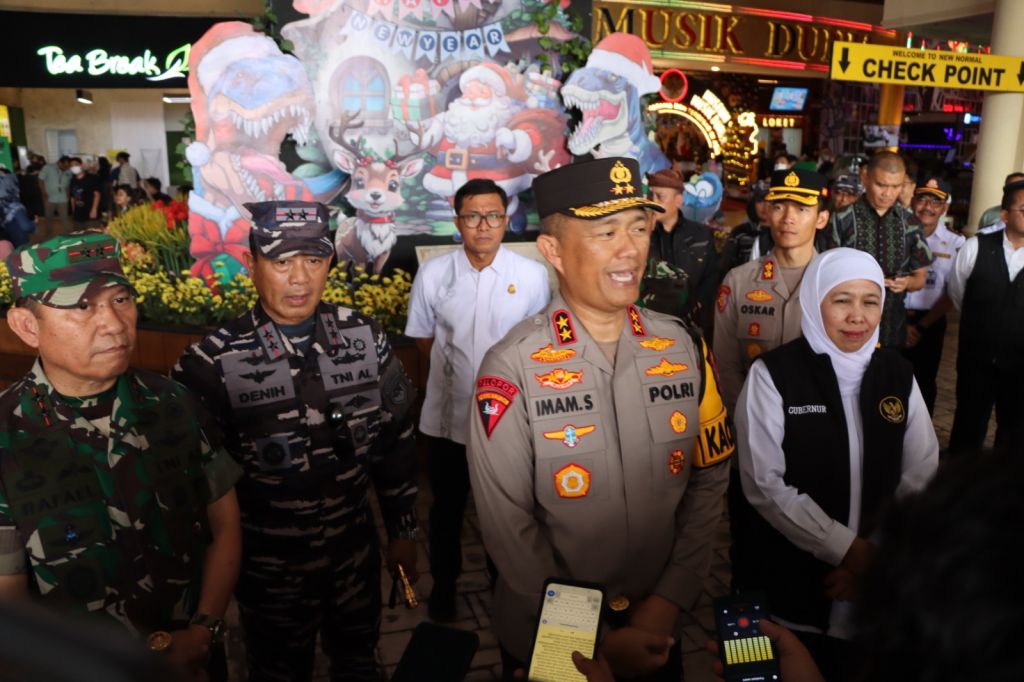Irjen Pol Imam Sugianto bersama Forkopimda Jatim meninjau arus penumpang di moda transportasi angkutan laut di Pelabuhan Penumpang Tanjung Perak