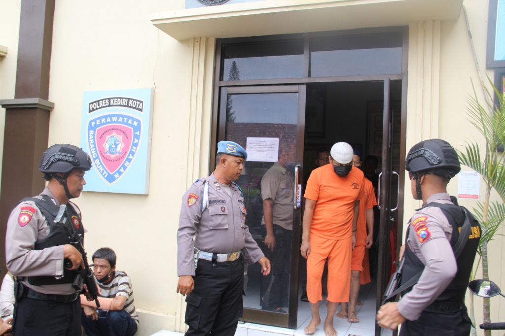 Widada Asmara (baju oranye) jadi pelaku pencurian