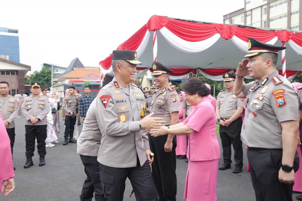 Kapolda Jatim memberi selamat kepada personil yang naik pangkat