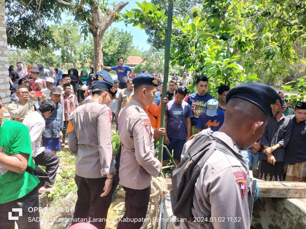 Tim BPBD Pamekasan dan Tim SAR Sat Brimob Polda Jatim evakuasi korban