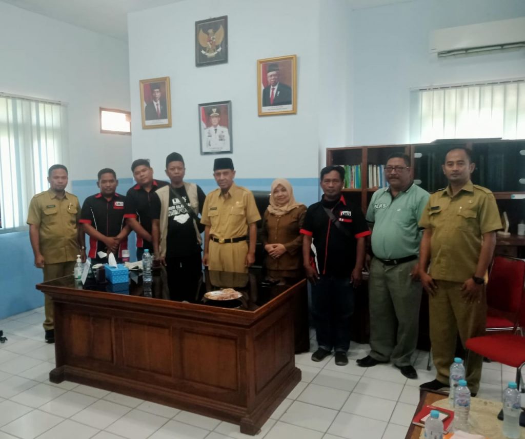 Foto bersama pengurus LIRA dan Kepala Disdukcapil Bangkalan