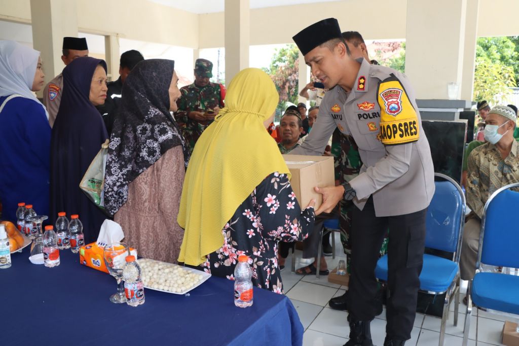 Kapolres Pasuruan, AKBP Bayu Pratama Gubunagi di acara Jumat Curhat