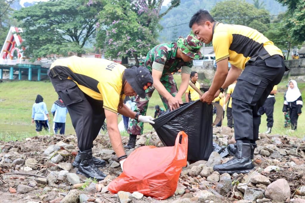 Aksi bersih-bersih di Wisata Telaga Ngebel