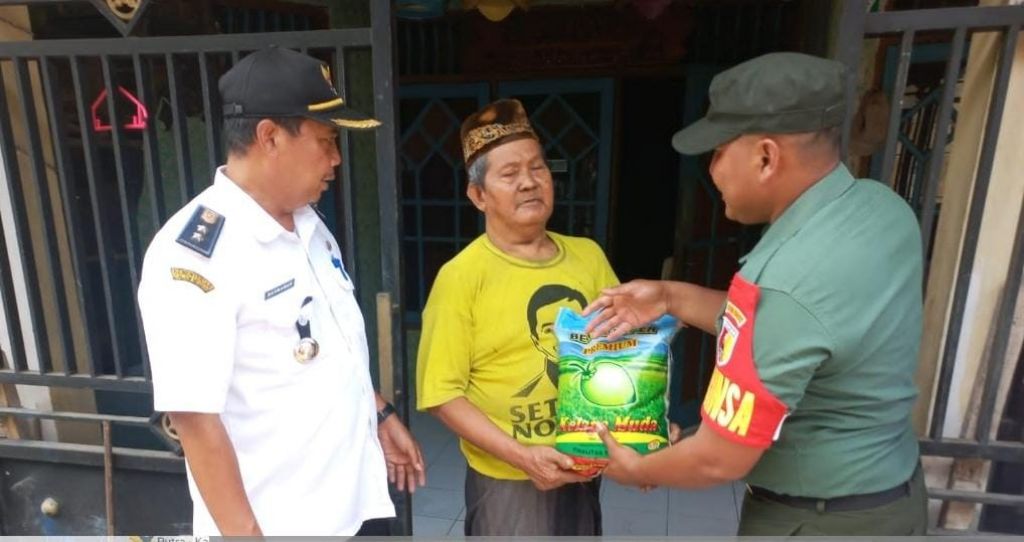 Kopda Heri Wicahyo bersama Aparatur Kelurahan Babat Jerawat berbagi tali asih kepada warga kurang mampu