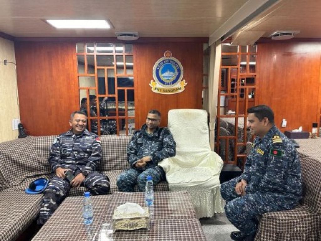 Kegiatan info-sharing dengan Kapal Perang Bangladesh, BNS Sangram F-113