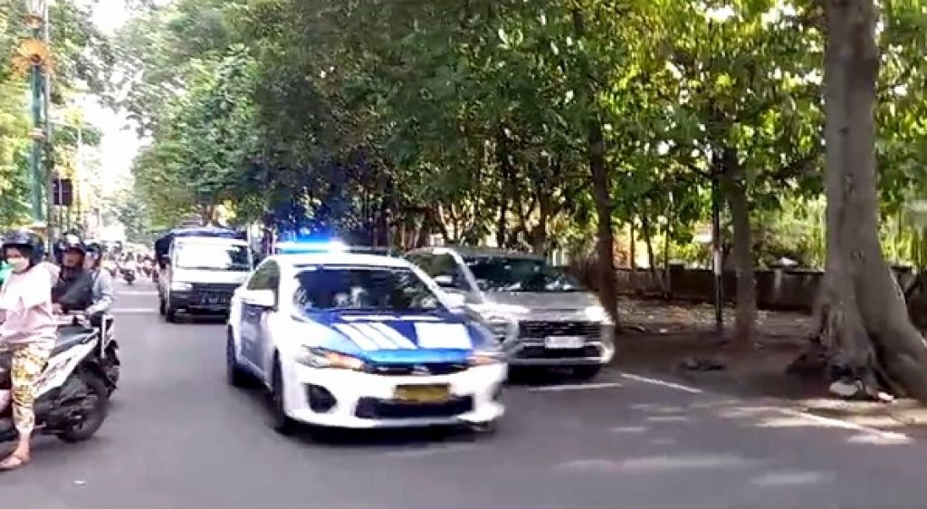 Patwal mengawal kendaraan yang membawa orang sakit