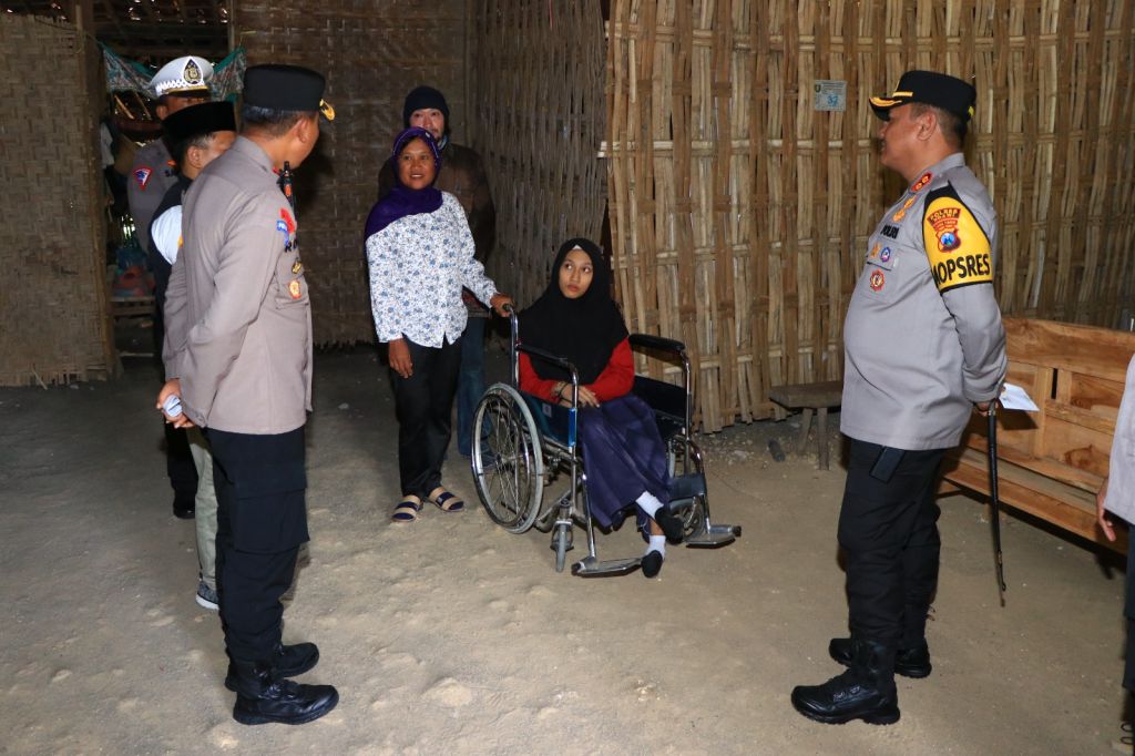 Polres Ngawi bekerja sama dengan Baznas melakukan bedah rumah bagi penyandang disabilitas
