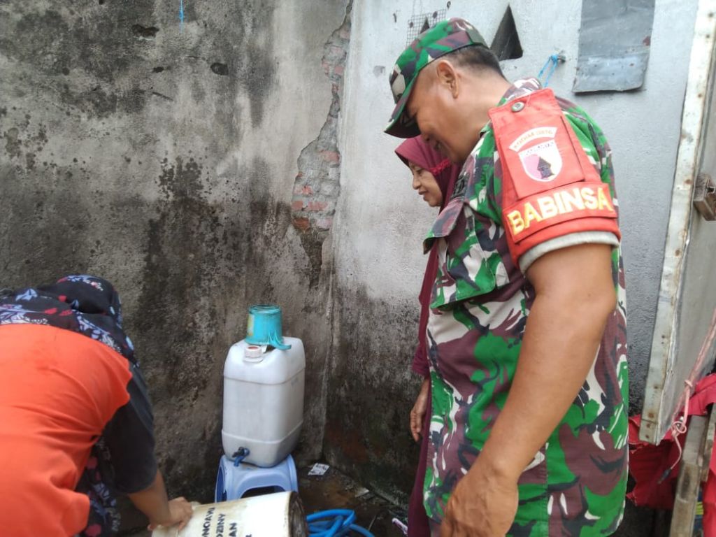 Sertu Suriadi B bersama Babinkamtibmas Aipda Romi, mendampingi kader kesehatan Desa Wonoayu