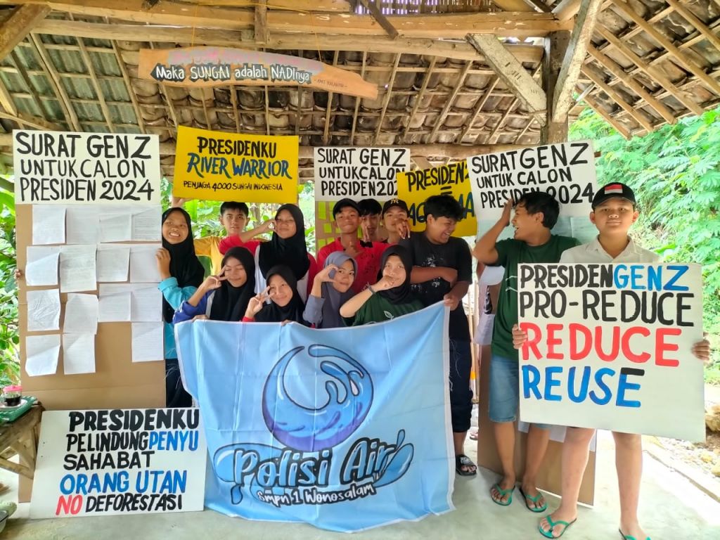 Polisi Air Wonosalam bersama River Warrior berdiskusi di tepi Sungai Gogor