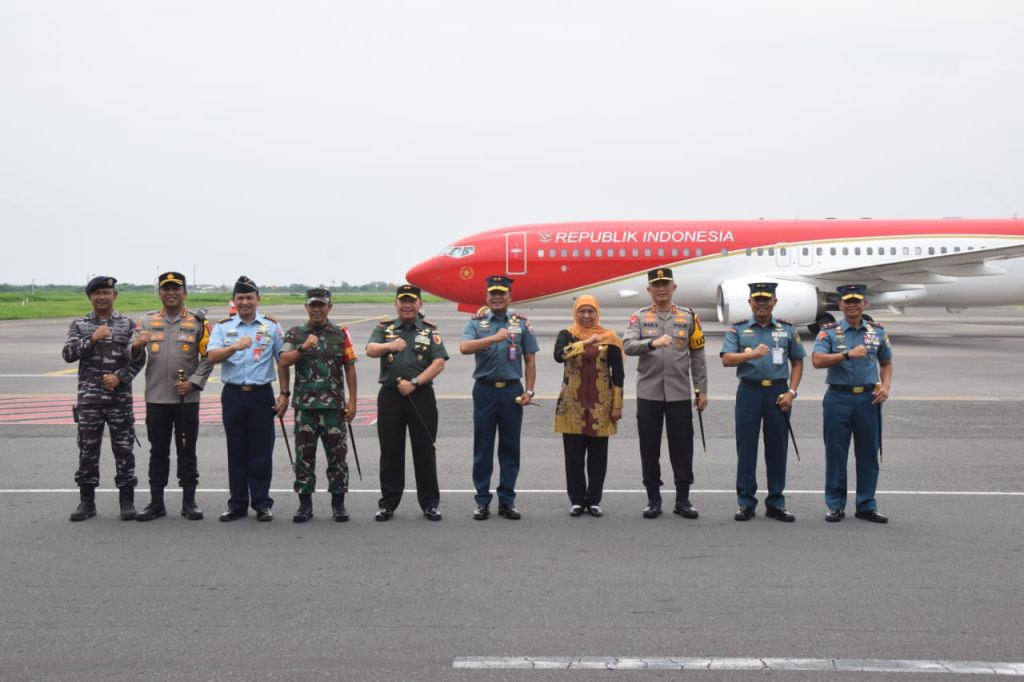 Pejabat yang menjemput dan mengantar presiden di Bandara Juanda