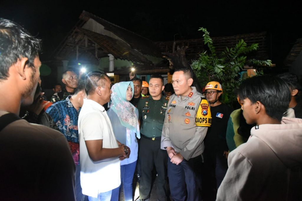 AKBP Lintar Mahardhono bersama Forkopimda Kabupaten Bondowoso mendatangi lokasi dan menjenguk para korban