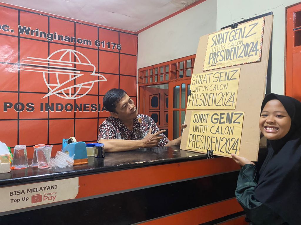 Aeshnina Azzahra Aqilani mengirim surat di kantor Pos