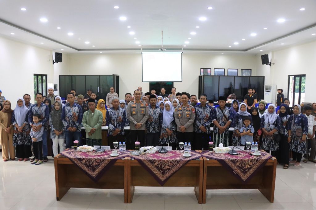 AKBP Putu Kholis Aryana, melepas keberangkatan puluhan keluarga Kanjuruhan