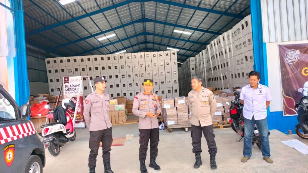 Personel Polres Tulungagung turut serta dalam mengamankan tahapan pelipatan kertas suara Pemilu 2024