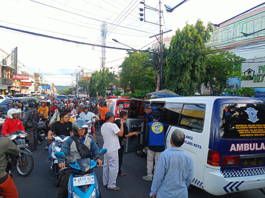 Personel Polsek Klojen dan relawan berhasil mengamankan pria berinisial S