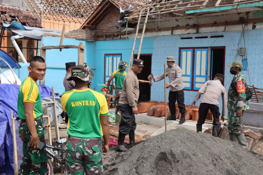 Bencana alam angin puting beliung yang terjadi di wilayah Kecamatan Prajekan