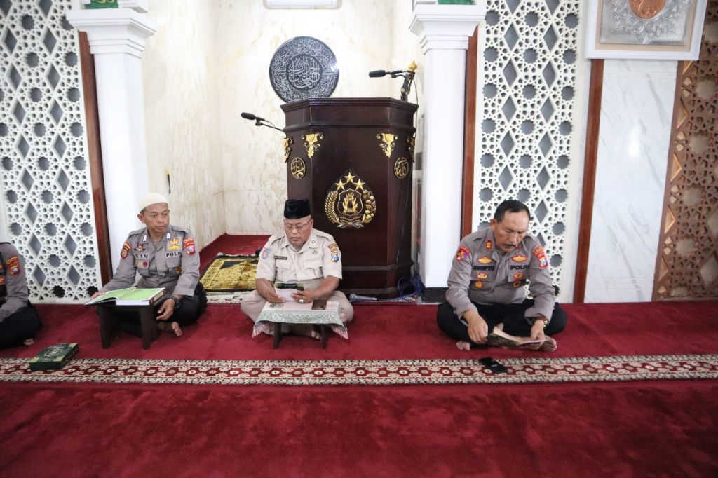 Anggota Polres Bangkalan secara bergiliran menggelar Khotmil Qur’an