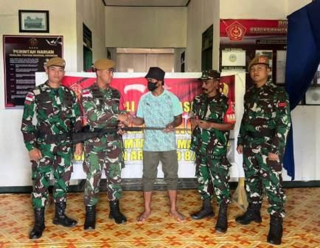 DM (28 tahun) secara sukarela menyerahkan senjata rakitan laras panjang