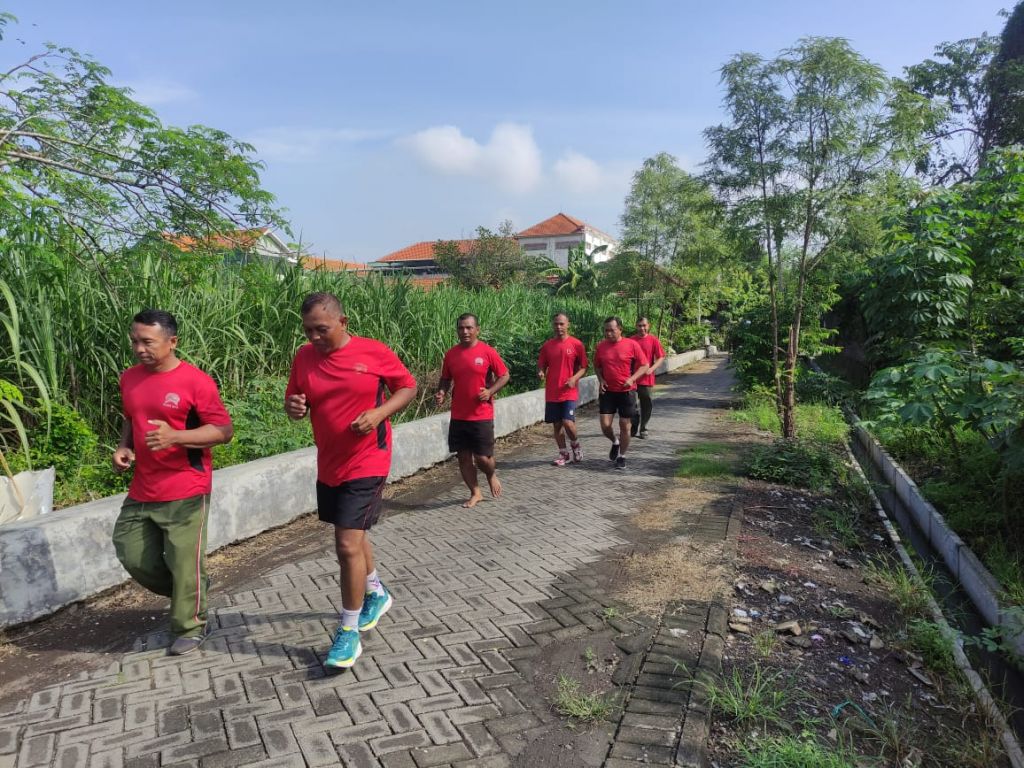 Peltu Marjuki melakukan apel pagi dan dilanjutkan lari pagi. 