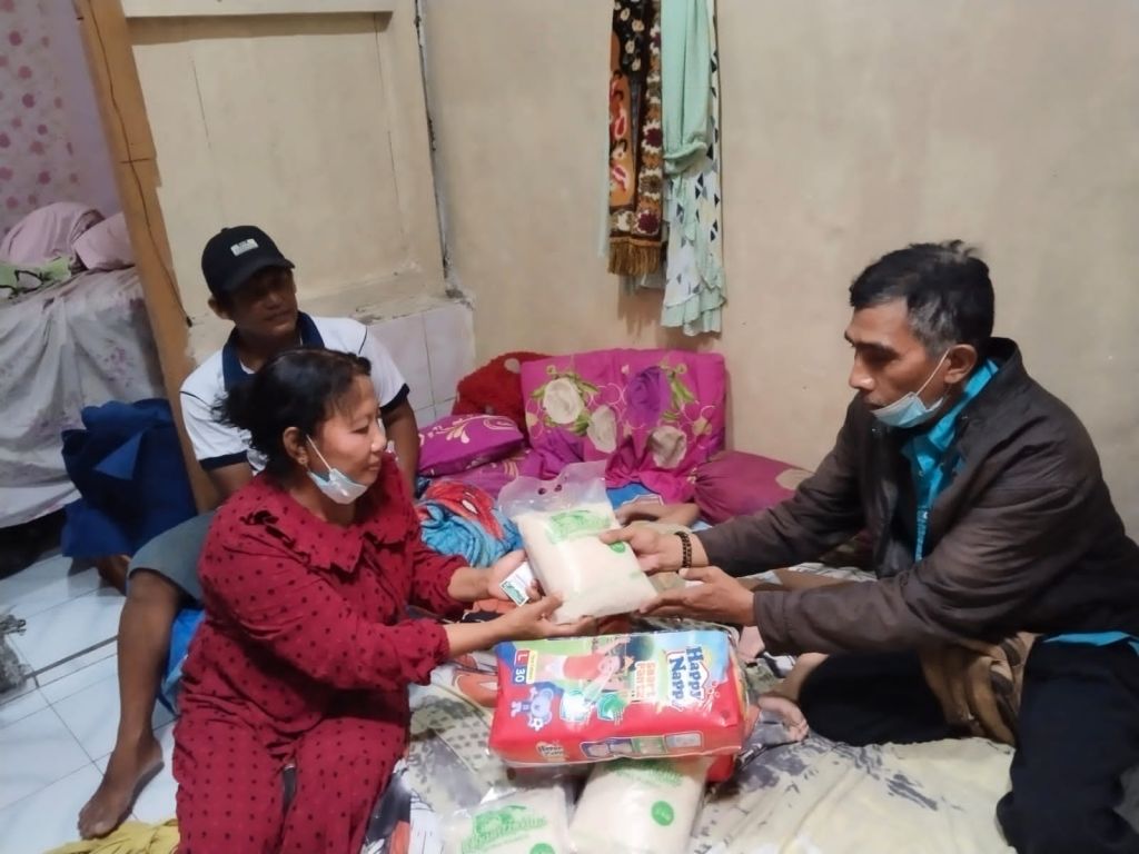 Agung Santosa bersama rekannya di Posko Disabilitas zi