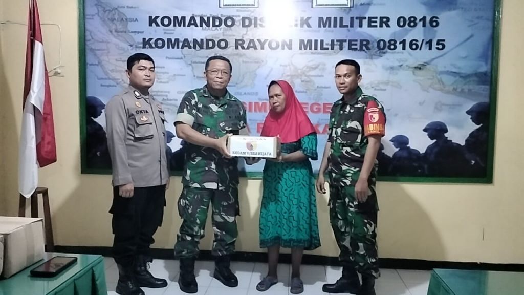Danramil 0816/15 Sukodono, Kapten Inf Kabul Tarmanto, bersama para Babinsa, menginisiasi anjangsana kemanusiaan