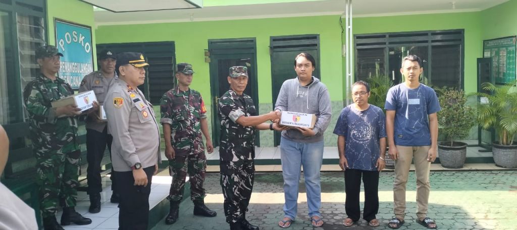 Anggota Babinsa Koramil 0816/17 Gedangan melaksanakan kegiatan penyerahan bantuan sosial TNI-POLRI