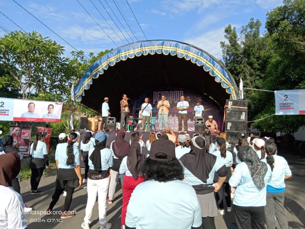 Letjen (Purn) Agus Sutomo saat menyampaikan sambutan di hadapan warga Dukuh Pakis