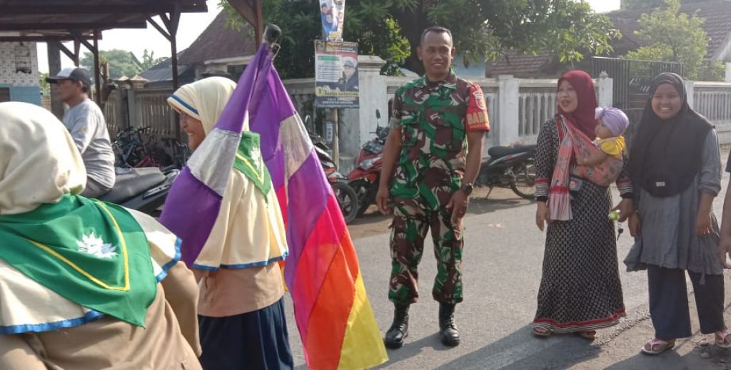 MI Muhammadiyah 3 Penatarsewu mengadakan kegiatan pawai