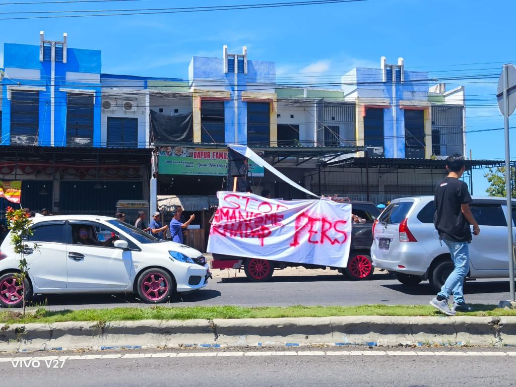 Aksi damai para Jurnalis di depan Mapolresta Banyuwangi