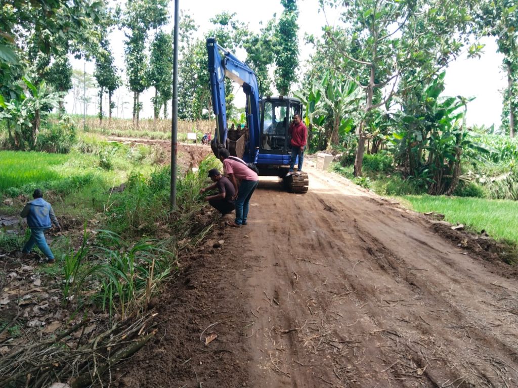 Pengecoran jalan poros Pakis Dukuh Ngarjo Kecamatan Trowulan