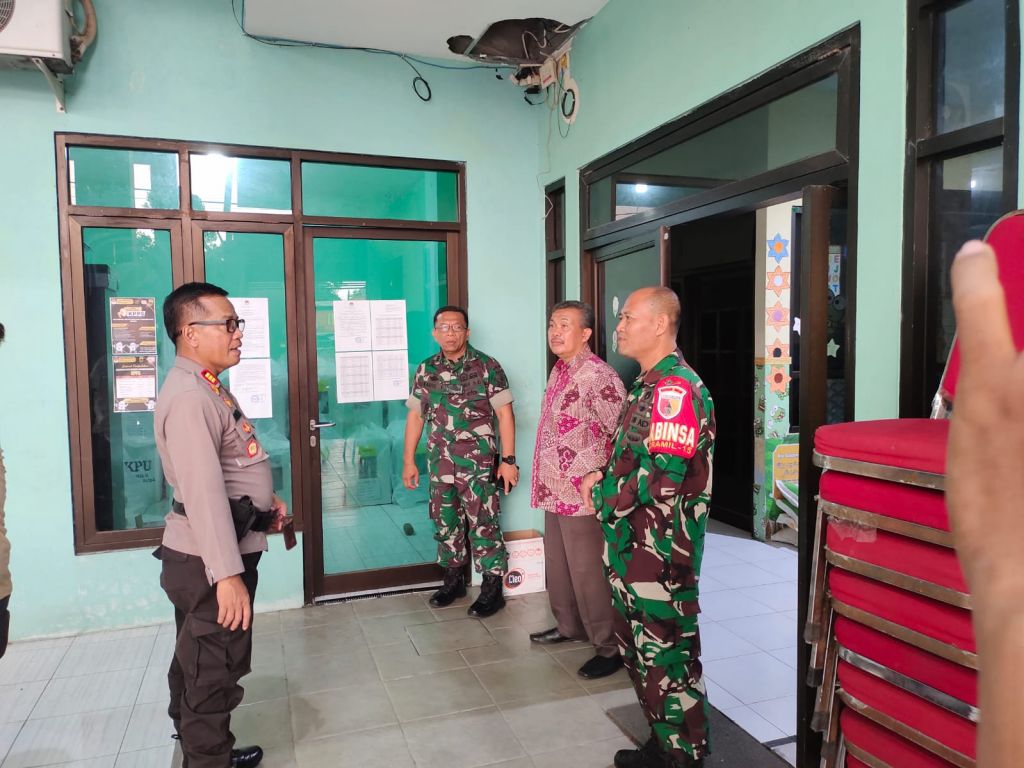 Danramil 0816/15 Sukodono melakukan patroli bersama Muspika ke kantor Penyelenggara Pemungutan Suara
