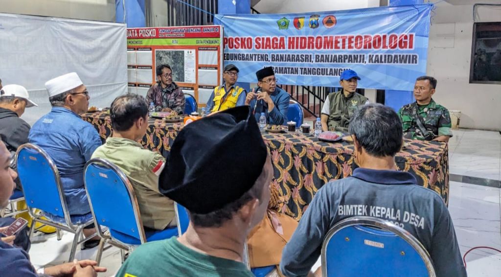 Kunjungan Bupati Sidoarjo di Desa Kedung Banteng dalam rangka meninjau genangan air