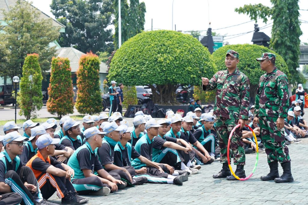 Siswa siswi SMKN 3 Surabaya mendapat pembekalan pengetahuan Bela Negara