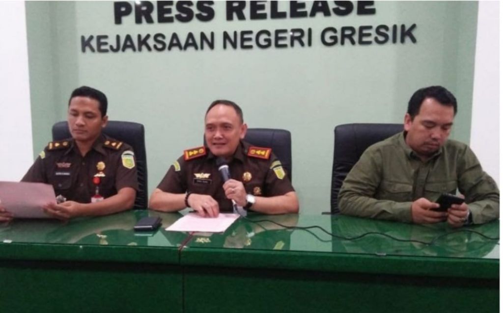 Kejari Gresik (tengah) didampingi Kasi Pidsus (kiri) dan Kasi Intel