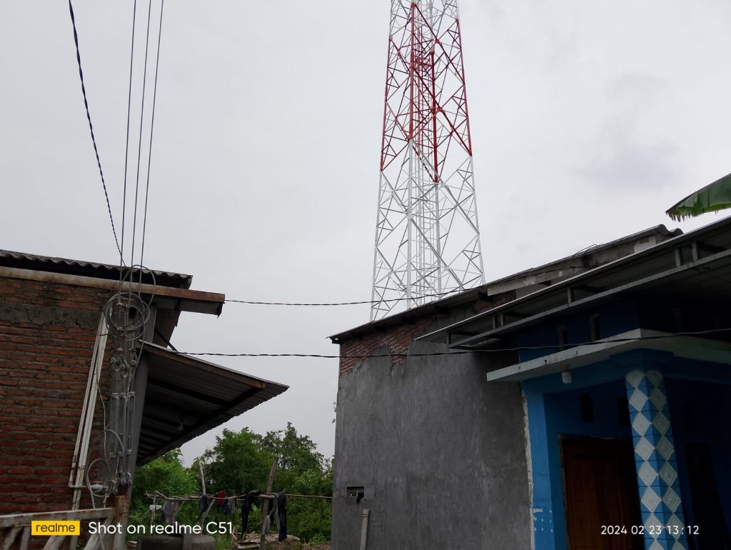 Tampak tower BTS di dekat permukiman warga