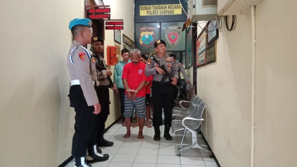 MFT dengan tangan diborgol saat konpers