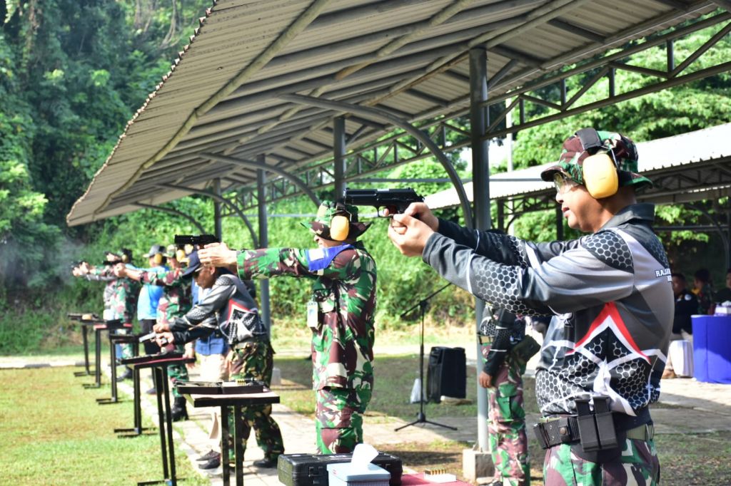 Prajurit Wing Udara 2 Puspenerbal melaksanakan latihan menembak