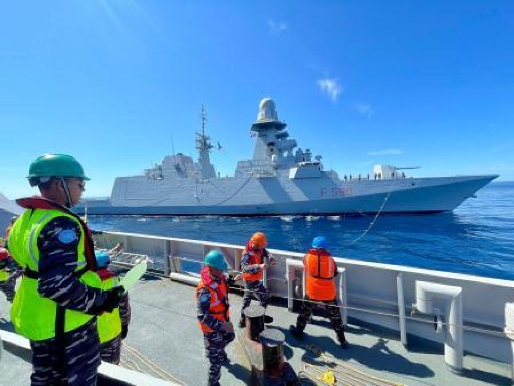 KRI Diponegoro-365 latihan dengan salah satu kapal NATO