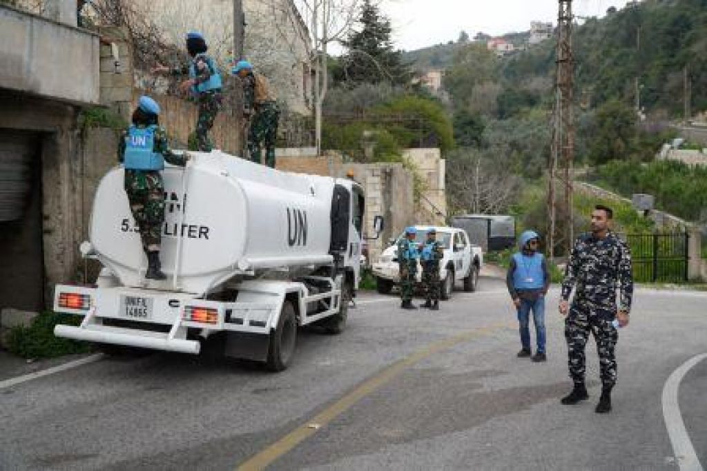 Satuan Tugas Yonmek TNI Konga XXIII-R/UNIFIL memberikan dukungan air bersih