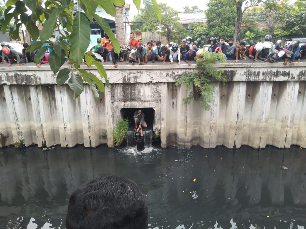 Seorang terduga pencuri masuk ke kolong Sungai