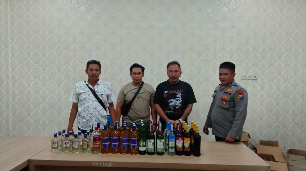 Puluhan botol miras yang disita Polisi dari tangan dua penjual.