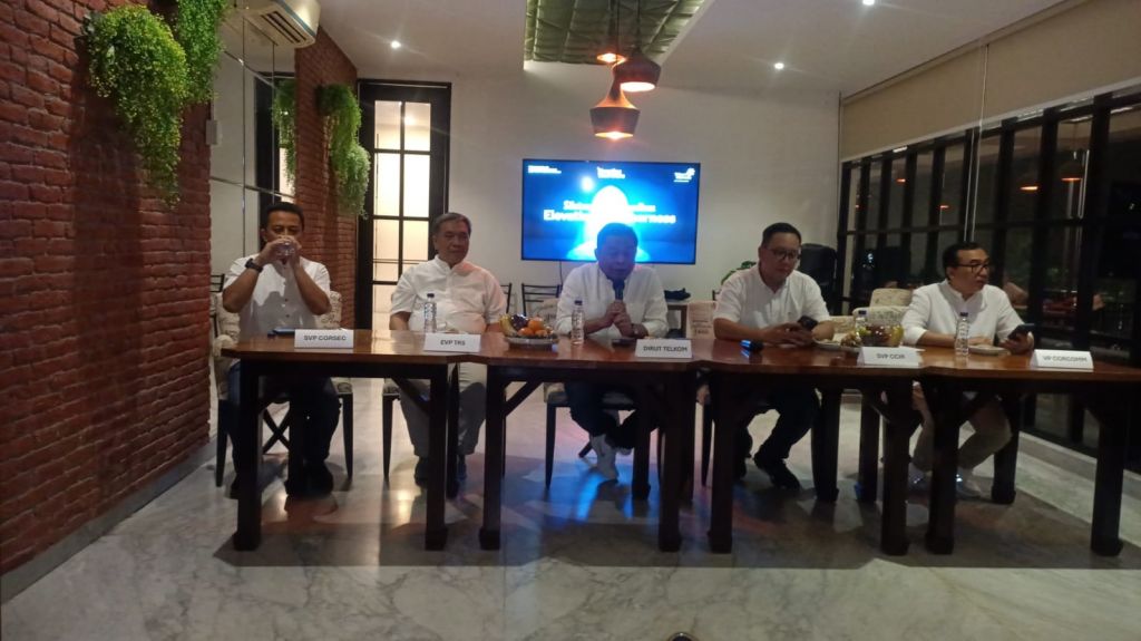 Dirut Telkom (tengah) dan jajaran saat silaturahmi bersama Wartawan