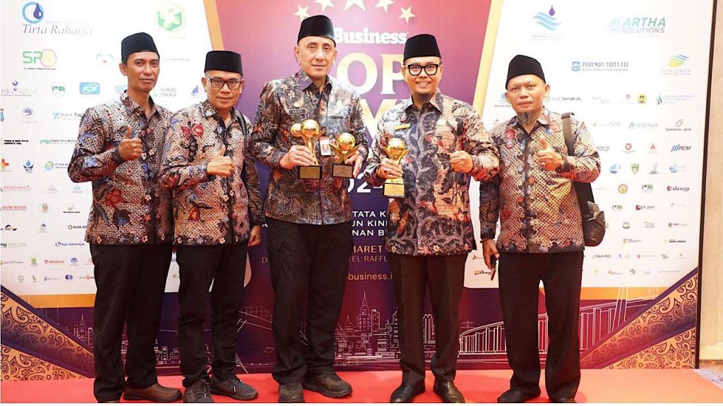 Pj Bupati Bangkalan dan Direksi PUDAM Sumber Sejahtera usai menerima Top BUMD Awards 2024
